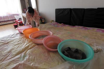 嵩明楼上漏水，住户失联，小区没物管，业主维权难！律师来支招……